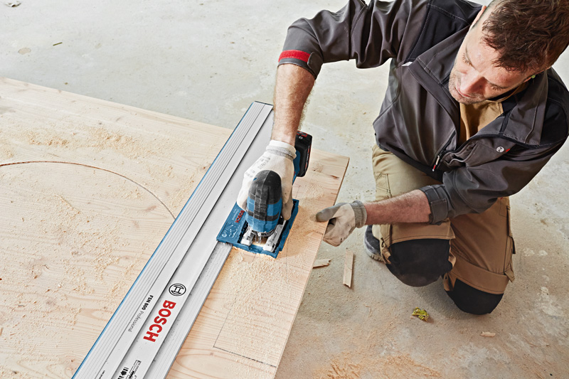 Sciesauteuse sansfil GST18VLIS BOSCH 18 V poignéedroite